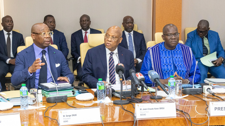 Le Conseil des ministres de l’Union économique et monétaire ouest africaine (UEMOA) a tenu sa troisième session ordinaire de l’année au siège de la BCEAO à Dakar, sous la présidence de Aboubakar NACANABO, ministre de l'Économie et des Finances du Burkina Faso (à droite). Le Conseil des ministres de l’Union économique et monétaire ouest africaine (UEMOA) a tenu sa troisième session ordinaire de l’année au siège de la BCEAO à Dakar, sous la présidence de Aboubakar NACANABO, ministre de l'Économie et des Finances du Burkina Faso (à droite).