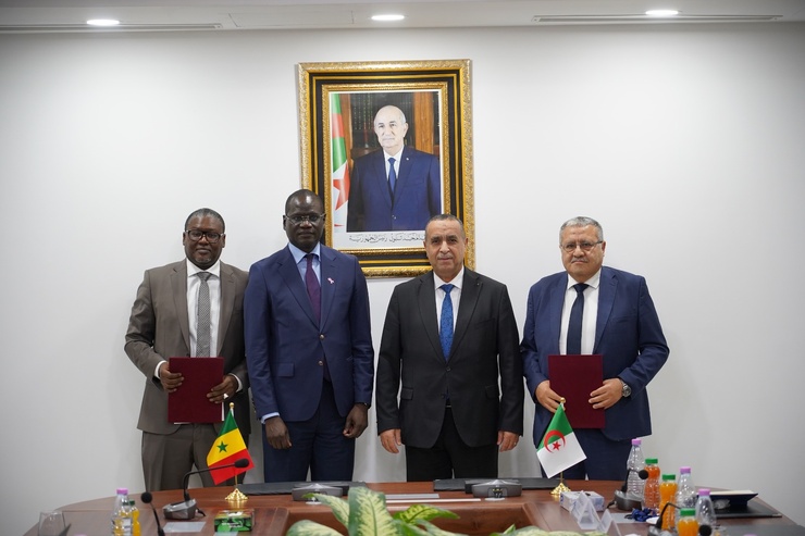 A gauche, le DG de la SENELEC, Papa Toby Gaye en compagnie du ministre sénégalais de l'Energie et du Pétrole, Dr Abdourahmane Diouf, lors de leur visite de travail en Algérie. A gauche, le DG de la SENELEC, Papa Toby Gaye en compagnie du ministre sénégalais de l'Energie et du Pétrole, Dr Abdourahmane Diouf, lors de leur visite de travail en Algérie.