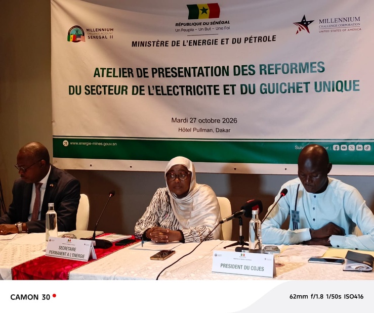 Au milieu, la Secrétaire permanente à l'énergie, Oumou Khaïry Diop, en compagnie du Directeur du MCA-Sénégal II, Oumar Diop (gauche) et du Coordinateur du COJES, Dialigué Faye (droite).