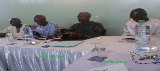 Cheikh T. Bâ en bonnet à côté de son collaborateur à droite et du coordonnateur et du Secrétaire général du Cojes à gauche. Cheikh T. Bâ en bonnet à côté de son collaborateur à droite et du coordonnateur et du Secrétaire général du Cojes à gauche.