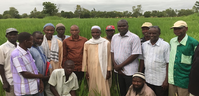 Dans cette photo de famille paysannne, on recommaît Waly Diouf, coordonnateur Pracas, 3ième personne à partir de la droite. Dans cette photo de famille paysannne, on recommaît Waly Diouf, coordonnateur Pracas, 3ième personne à partir de la droite.