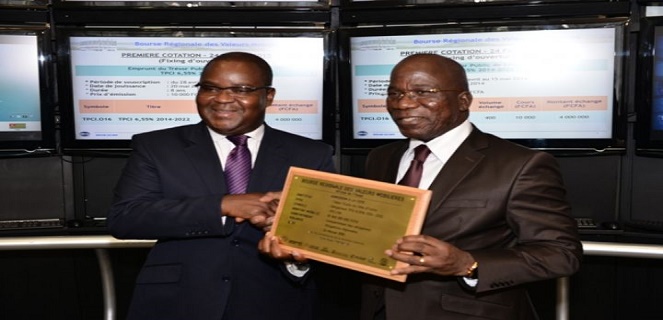 A gauche Kossi Edoh Amenounve lors de la cérémonie officielle de la cotation des 5 premiers sukuk sur le marché de l'Uemoa.