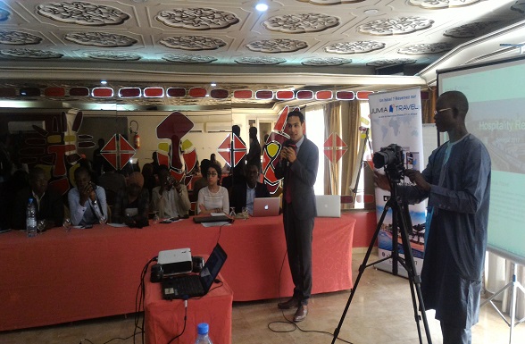 Le directeur du Jumia travel, au fonds à droite s'exprimant lors de la présentation du rapport sur le tourisme sénégalais.