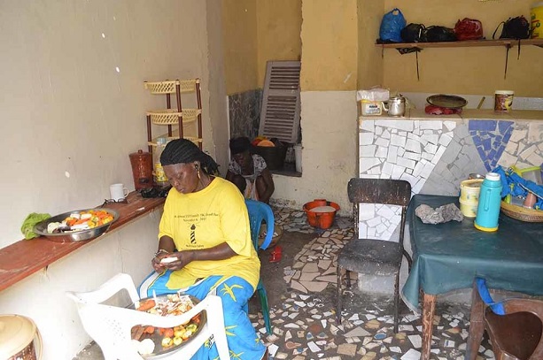 Une restauratrice en pleine préparation de ses repas.