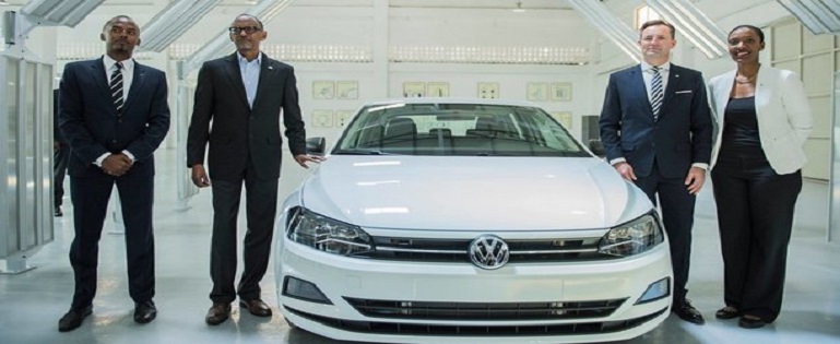 Le Président Paul KAGAME, avec ses partenaires allemands à côté du premier véhicule Volkswagen ''Made in Rwanda''. Le Président Paul KAGAME, avec ses partenaires allemands à côté du premier véhicule Volkswagen ''Made in Rwanda''.