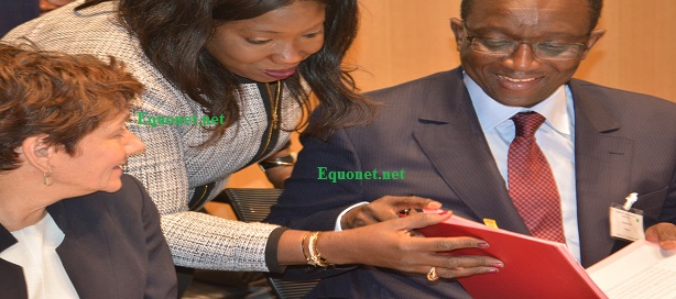 Louise Cord et Amadou signant l'accord de financement du projet employabilité des jeunes. Louise Cord et Amadou signant l'accord de financement du projet employabilité des jeunes.