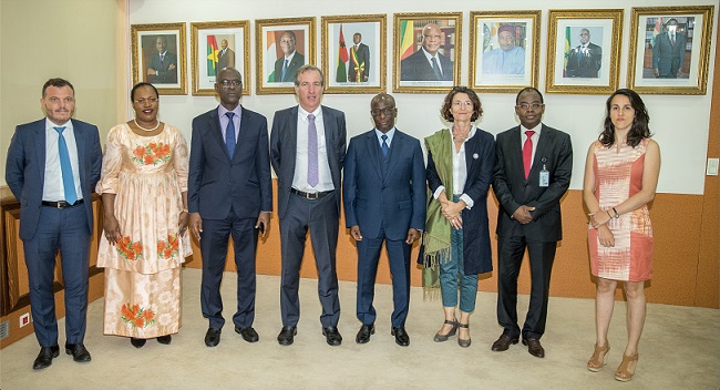 Photo famille cérémonie signature convention de financement Bceao et Afd. Photo famille cérémonie signature convention de financement Bceao et Afd.