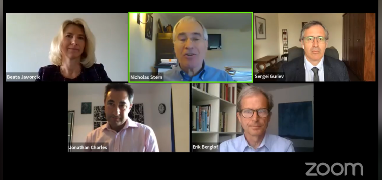 Les économistes voient le monde à un carrefour des coronavirus Les économistes voient le monde à un carrefour des coronavirus