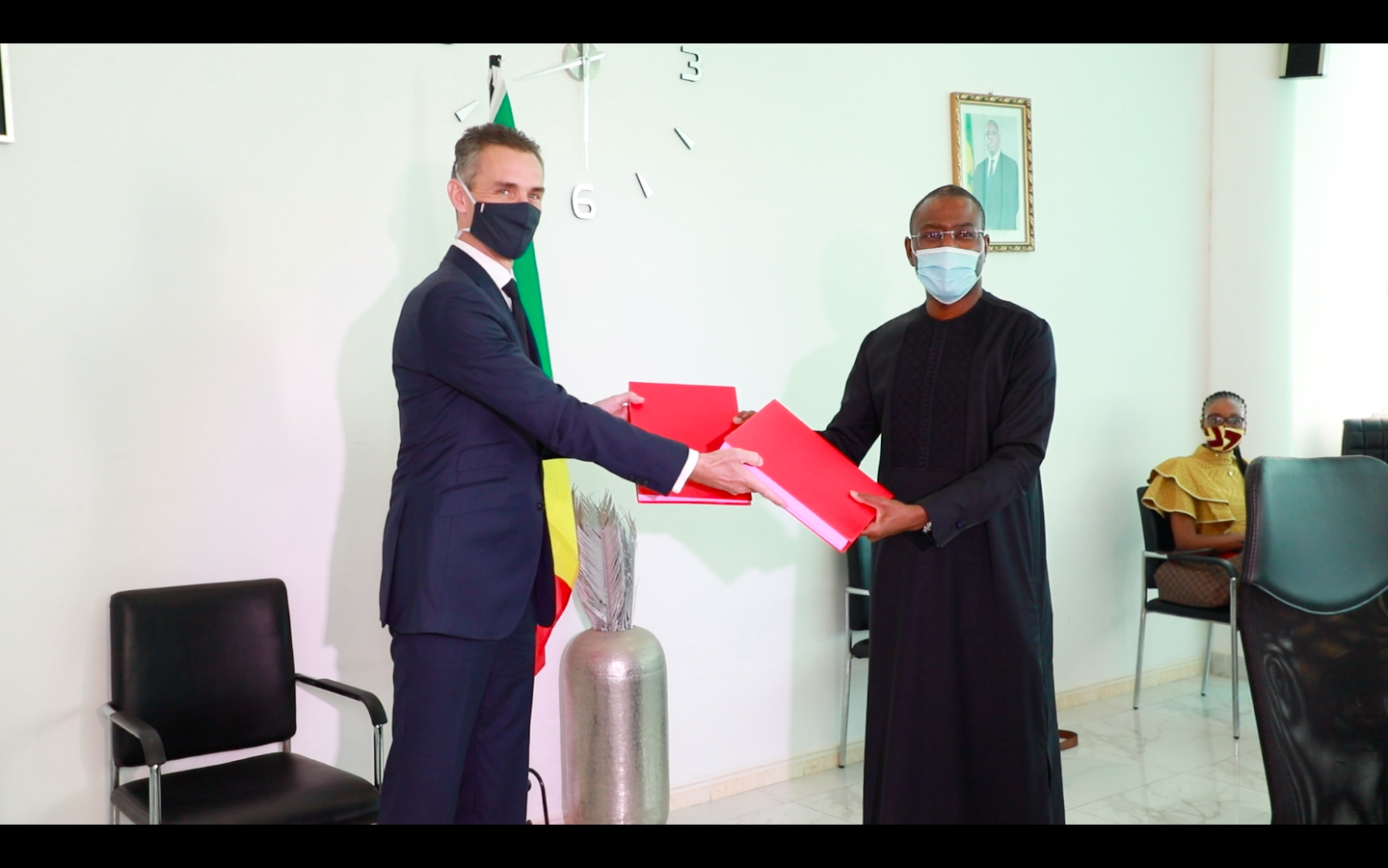 Echange de document entre le ministre sénégalais en charge de l'Economie (droite) et le directeur général de l'AFD (gauche) après la signature des prêts et subventions de financement liés au covid19. Echange de document entre le ministre sénégalais en charge de l'Economie (droite) et le directeur général de l'AFD (gauche) après la signature des prêts et subventions de financement liés au covid19.