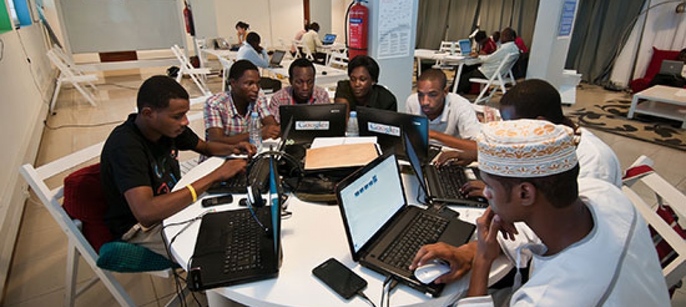 Ericsson lance un programme d'études supérieures en Afrique au profit des jeunes innovateurs dans les TIC Ericsson lance un programme d'études supérieures en Afrique au profit des jeunes innovateurs dans les TIC