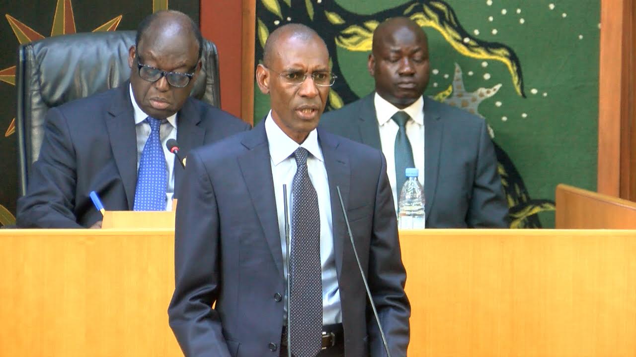 Abdoulaye D. Diallo, ministre sénégalais des Finances et du Budget, défendant son budget devant les députés. Abdoulaye D. Diallo, ministre sénégalais des Finances et du Budget, défendant son budget devant les députés.