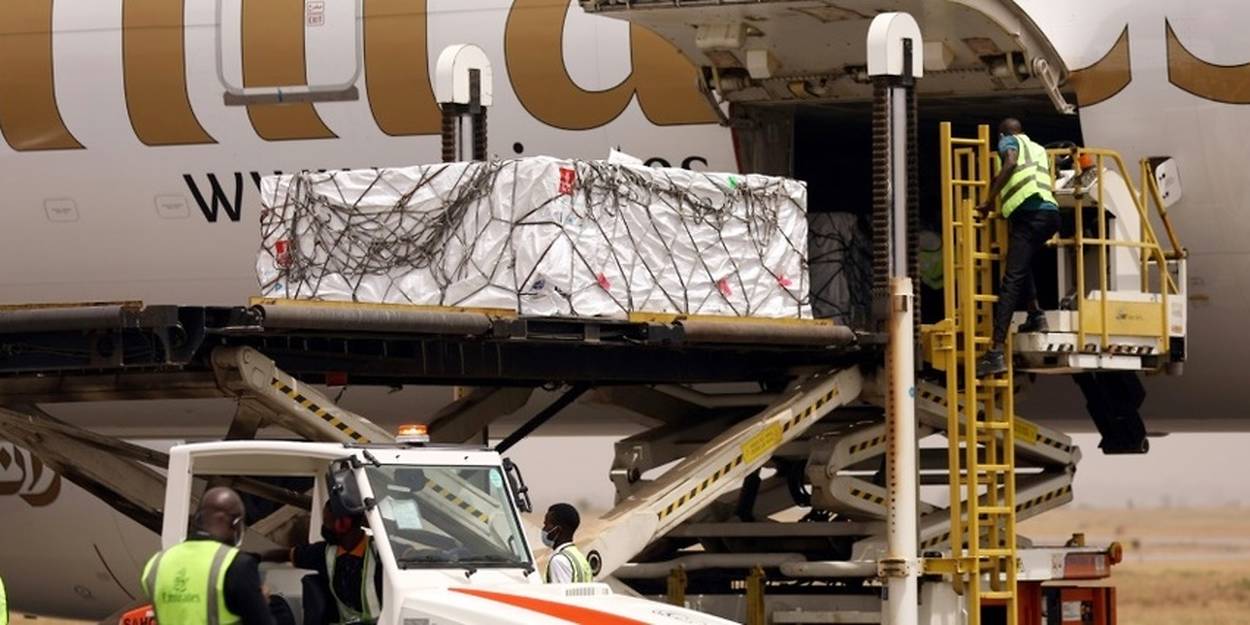 Un premier lot de 324 000 doses du vaccin AstraZeneca fourni aujourd’hui gratuitement au Sénégal. Un premier lot de 324 000 doses du vaccin AstraZeneca fourni aujourd’hui gratuitement au Sénégal.