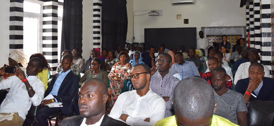 Des jeunes assistent à une conférence. Des jeunes assistent à une conférence.