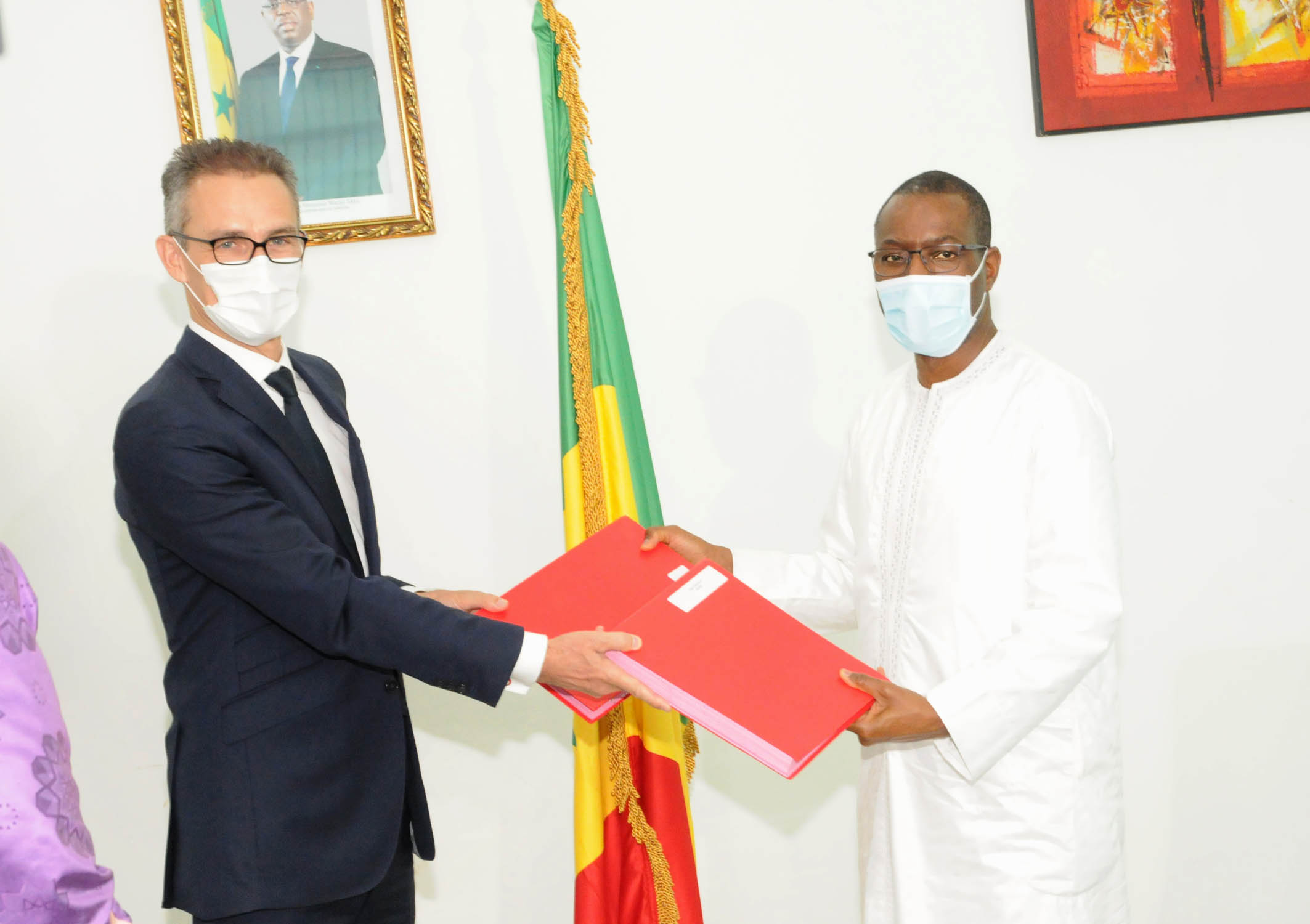Echange de note après la signature du projet d’assainissement autonome dans la région de Dakar  entre Amadou HOTT, ministre de l’Economie, du Plan et de la Coopération, Philippe LALLIOT, ambassadeur de France au Sénégal. Echange de note après la signature du projet d’assainissement autonome dans la région de Dakar  entre Amadou HOTT, ministre de l’Economie, du Plan et de la Coopération, Philippe LALLIOT, ambassadeur de France au Sénégal.