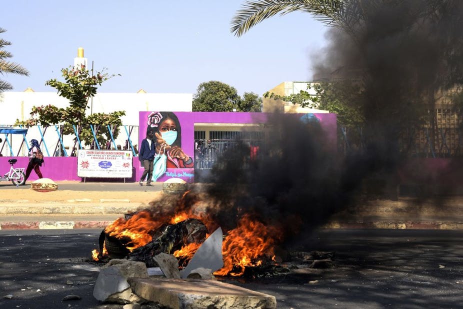 Violentes manifestations à Dakar, au Sénégal, après l'arrestation du chef de l'opposition Ousmane Sonko pour viol. Photo par SEYLLOU / AFP via Getty Images Violentes manifestations à Dakar, au Sénégal, après l'arrestation du chef de l'opposition Ousmane Sonko pour viol. Photo par SEYLLOU / AFP via Getty Images