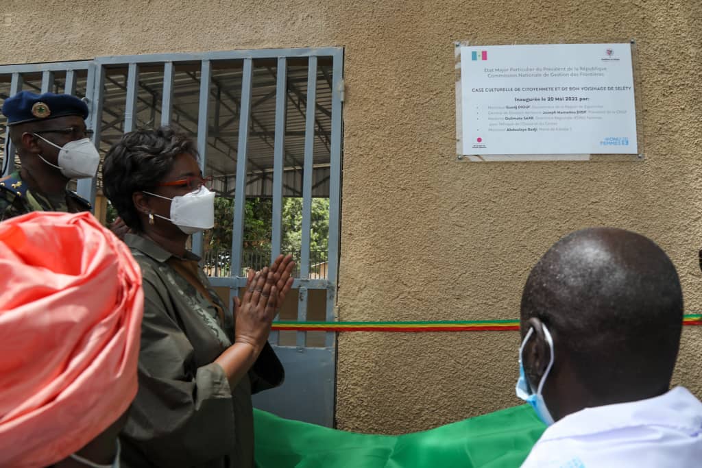 Tout comme une autre Case inaugurée à Sory Male, dans le Nord, celle de Séléty se veut être un espace de dialogue permettent aux communautés des deux côtés de la frontière de se rassembler et trouver ensemble des solutions en vue de maintenir la paix et la sécurité. Tout comme une autre Case inaugurée à Sory Male, dans le Nord, celle de Séléty se veut être un espace de dialogue permettent aux communautés des deux côtés de la frontière de se rassembler et trouver ensemble des solutions en vue de maintenir la paix et la sécurité.