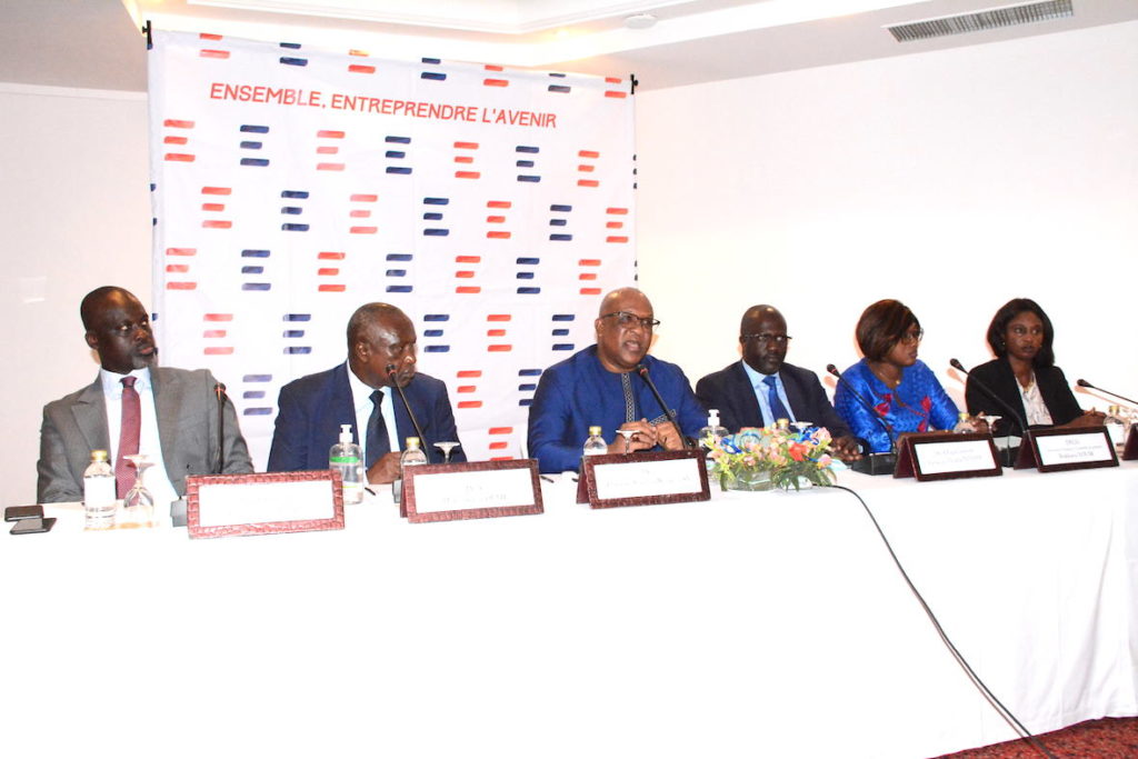 Au milieu et en bleu, Thierno Seydou Nourou Sy, Dg de la Bnde, en compagnie de ses co-équipiers.,