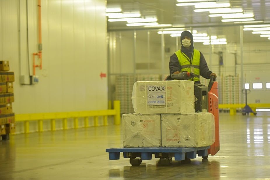 Un membre du personnel au sol transporte les vaccins COVID-19 de COVAX à l'aéroport international de Bole à Addis-Abeba. Xinhua/Michael Tewelde via Getty Images Un membre du personnel au sol transporte les vaccins COVID-19 de COVAX à l'aéroport international de Bole à Addis-Abeba. Xinhua/Michael Tewelde via Getty Images