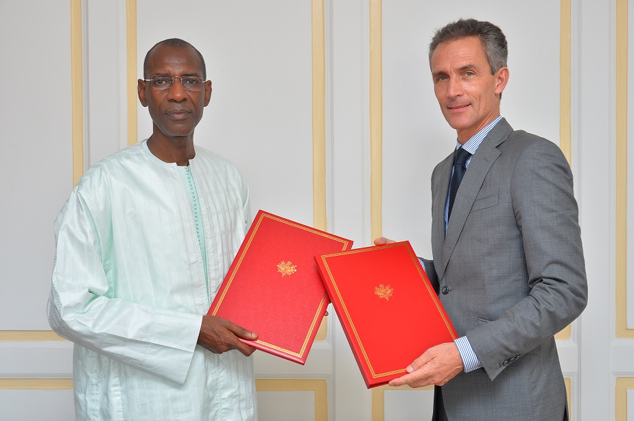 Abdoulaye Daouda DIALLO, Ministre des Finances et du Budget et Son Excellence Monsieur Philippe LALLIOT, Ambassadeur de France au Sénégal Abdoulaye Daouda DIALLO, Ministre des Finances et du Budget et Son Excellence Monsieur Philippe LALLIOT, Ambassadeur de France au Sénégal
