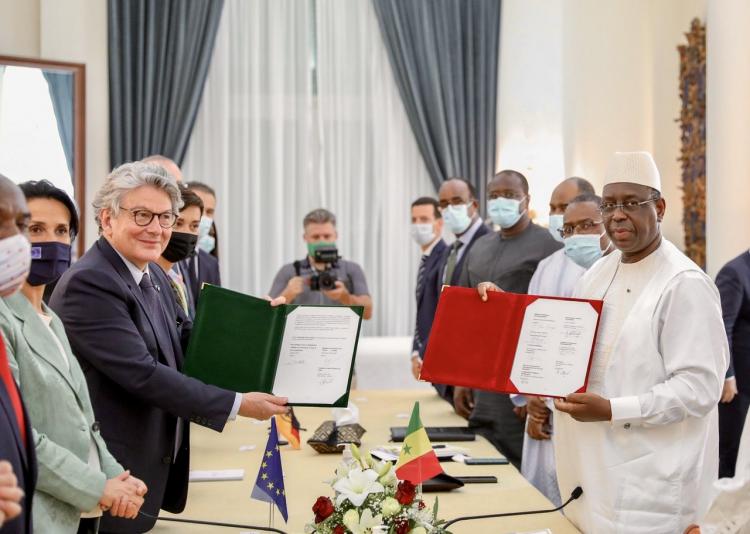 Signature d'une convention de financement pour construire une usine de vaccins contre covid19 au Sénégal. Signature d'une convention de financement pour construire une usine de vaccins contre covid19 au Sénégal.