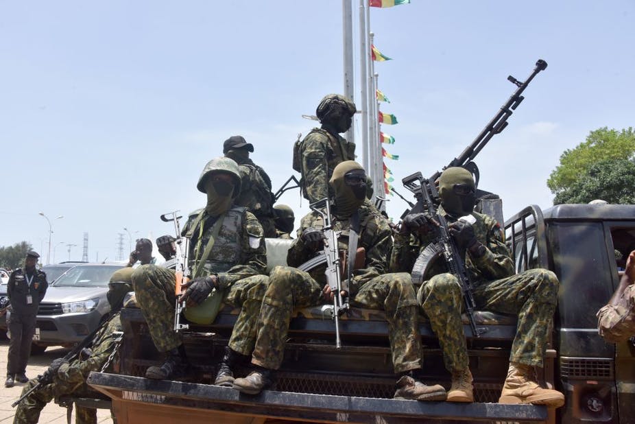 Des membres des forces spéciales guinéennes sont vus devant le Palais du Peuple à Conakry, en Guinée, le 6 septembre 2021. Photo de Xinhua via Getty Images