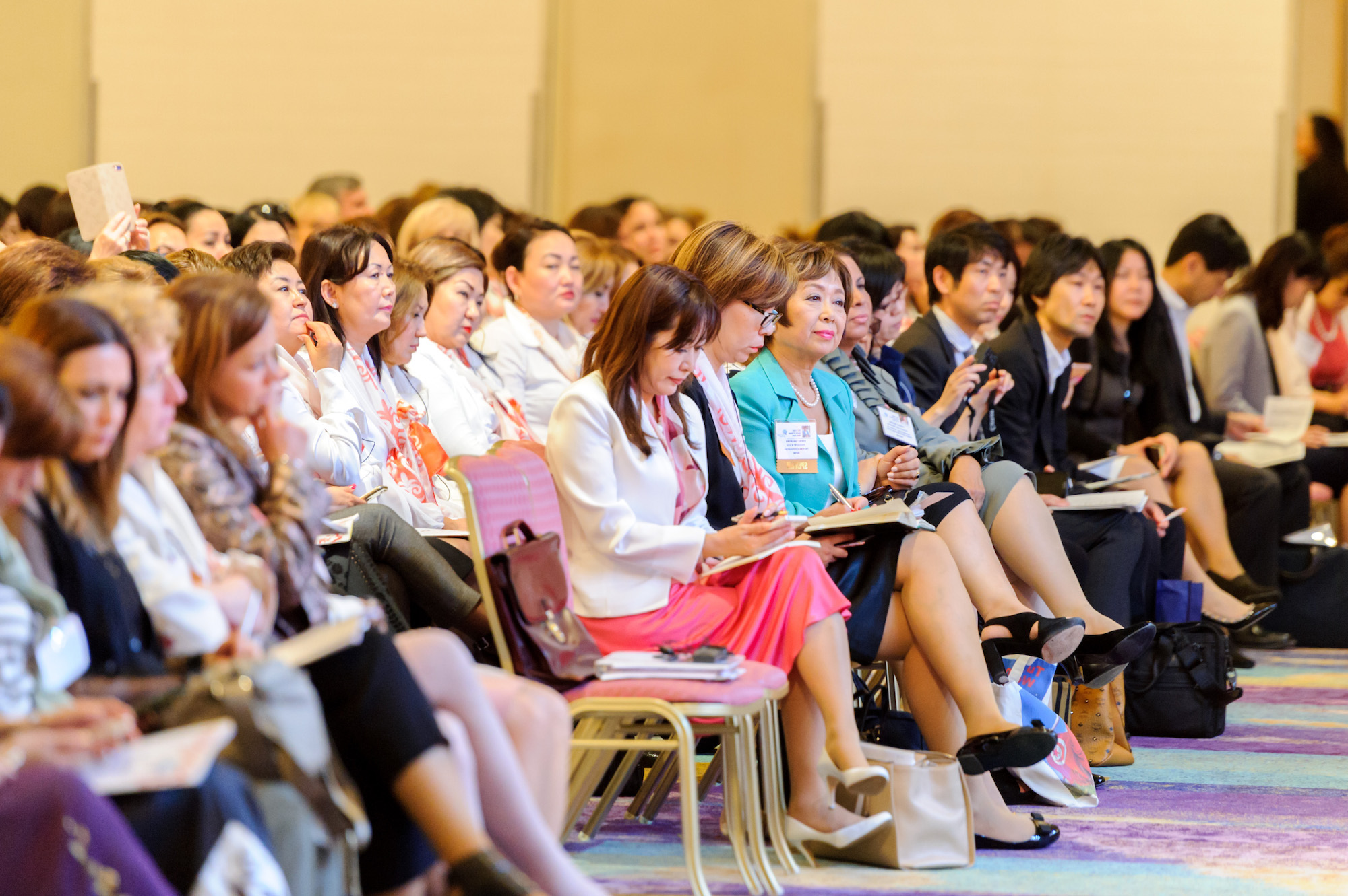 Donner aux femmes les moyens de stimuler la croissance économique. Donner aux femmes les moyens de stimuler la croissance économique.