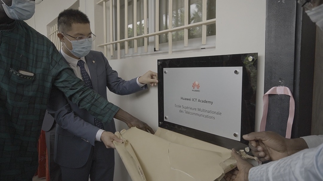 Inauguration du laboratoire Huawei Ict Academy de l'ESMT par le Directeur des relations publiques de Huawei Sénégal, Cédric Yang. .