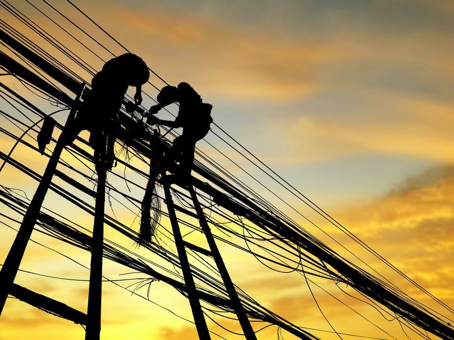 Lorsque plusieurs compagnies d'électricité se font concurrence pour les consommateurs, il existe une pression pour maintenir les coûts bas et améliorer la qualité du service. Getty Images