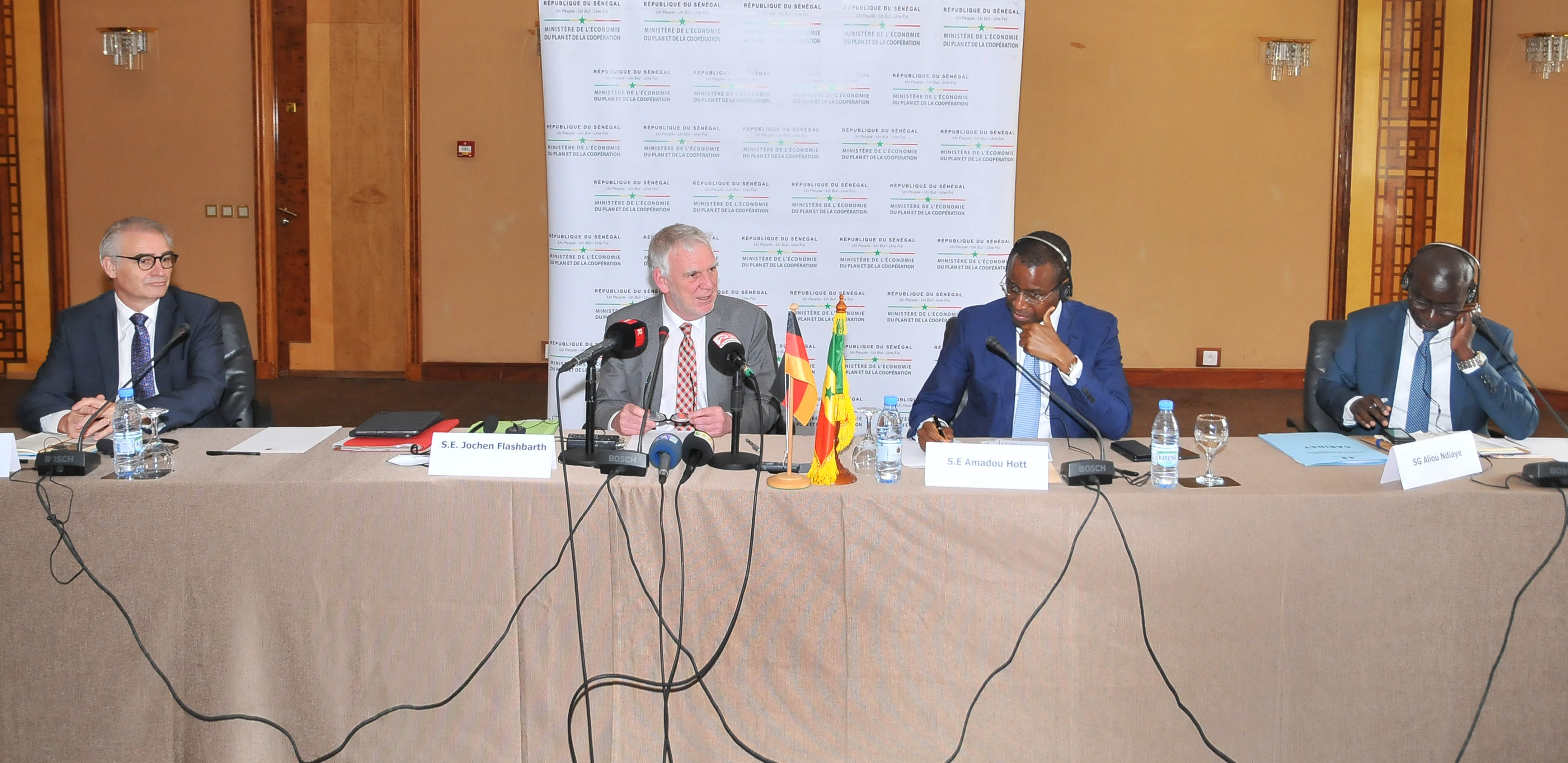 Amadou Hott et le Secrétaire d'Etat allemand lors du dialogue sur le partenariat de réformes.. Amadou Hott et le Secrétaire d'Etat allemand lors du dialogue sur le partenariat de réformes..