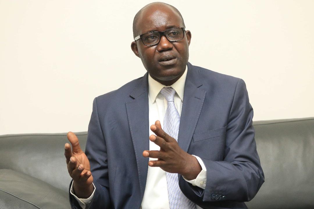 Ibrahima Amadou Sarr, président de la Commission de régulation du secteur de l’énergie (CRSE) explique aux populations rurales le sens de l'harmonisation des tarifs de l'électricité.