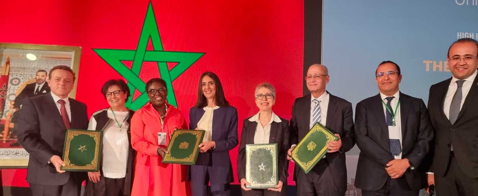 De gauche à droite : Mohammed Abdeljalil, ministre du Transport et de la Logistique ; Faouzia Zaaboul, directrice du Trésor et des Finances extérieures ; Yacine Fal, vice-présidente de la Banque ; Nadia Fettah, ministre de l’Économie et des Finances ; Habiba Laklalech, directrice générale de l’Office national marocain des aéroports ; Mohamed Jamal Benjelloune, directeur général de Nador West Med ; Mohamed El Azizi, directeur général de la Banque pour l’Afrique du Nord ; Achraf Hassan Tarsim, responsable-pays de la Banque pour le Maroc De gauche à droite : Mohammed Abdeljalil, ministre du Transport et de la Logistique ; Faouzia Zaaboul, directrice du Trésor et des Finances extérieures ; Yacine Fal, vice-présidente de la Banque ; Nadia Fettah, ministre de l’Économie et des Finances ; Habiba Laklalech, directrice générale de l’Office national marocain des aéroports ; Mohamed Jamal Benjelloune, directeur général de Nador West Med ; Mohamed El Azizi, directeur général de la Banque pour l’Afrique du Nord ; Achraf Hassan Tarsim, responsable-pays de la Banque pour le Maroc
