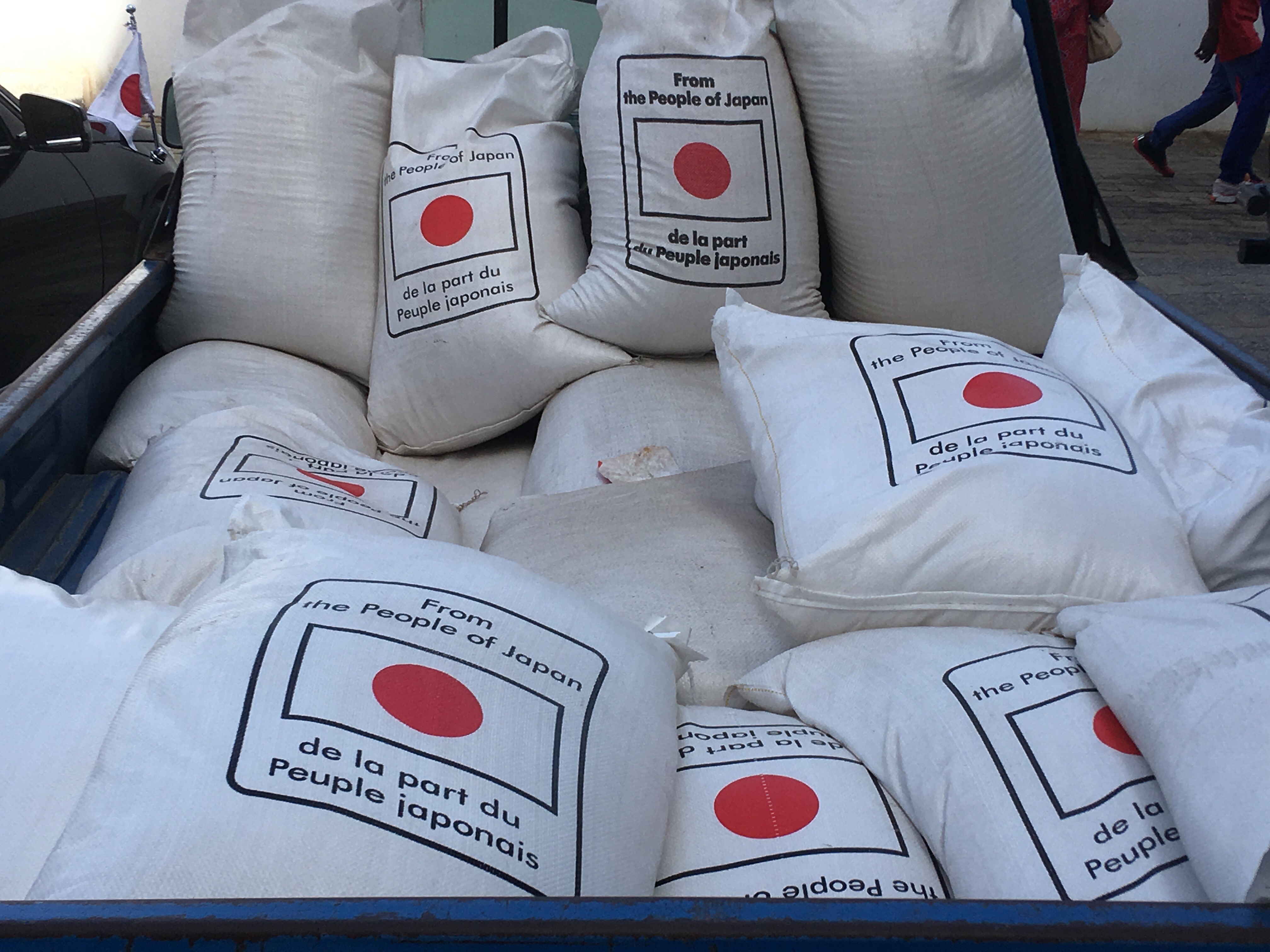 Riz japonais offert au gouvernement sénégalais dans le cadre de son assistance alimentaire. Riz japonais offert au gouvernement sénégalais dans le cadre de son assistance alimentaire.