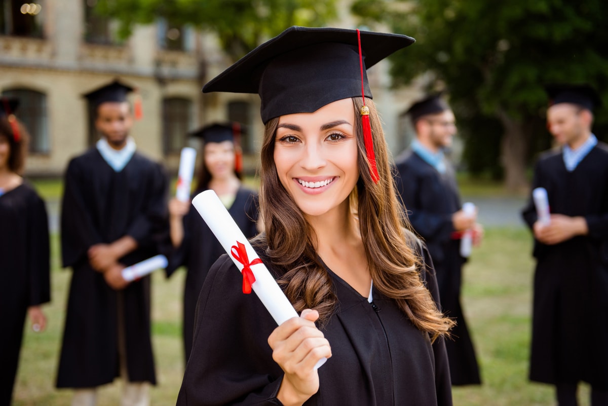 les titulaires de mba et de master de commerce très recherchés sur le marché de l'emploi malgré les craintes de récession et les défis liés au covid