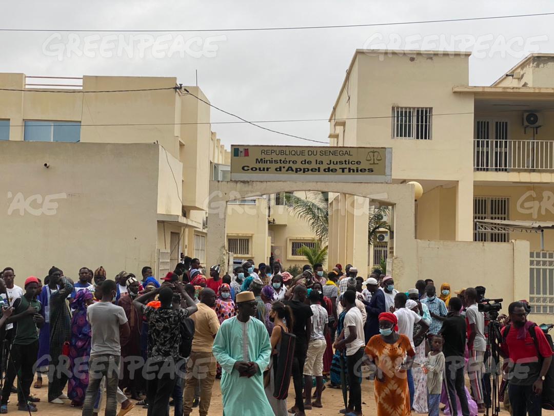 Un grand nombre de résidents de Cayar se sont rassemblés au Tribunal de Grande Instance de Thiès ce jeudi matin, pour montrer leur soutien au collectif face à l’injustice que constitue l’usine de farine de poisson. Un grand nombre de résidents de Cayar se sont rassemblés au Tribunal de Grande Instance de Thiès ce jeudi matin, pour montrer leur soutien au collectif face à l’injustice que constitue l’usine de farine de poisson.