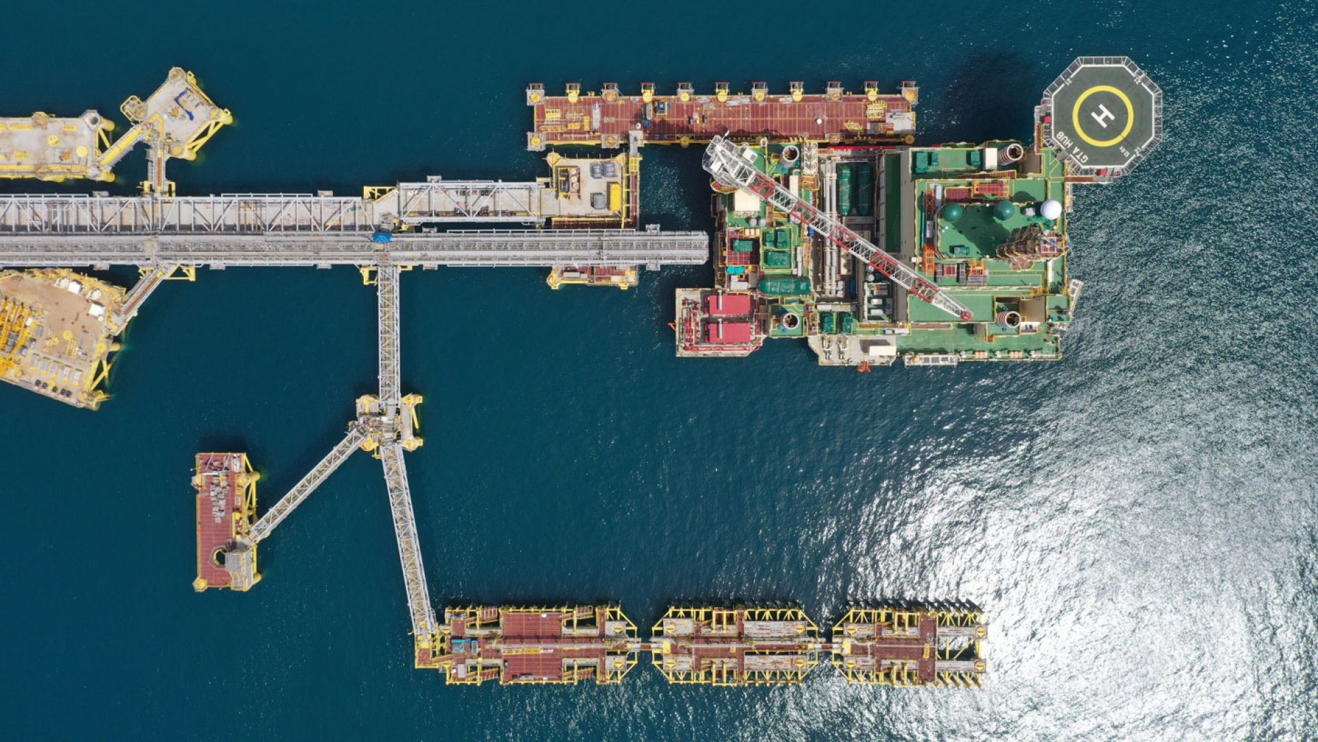 Une vue à vol d'oiseau de la nouvelle plate-forme de quartiers et de services publics installée en toute sécurité sur le site offshore du GTA Une vue à vol d'oiseau de la nouvelle plate-forme de quartiers et de services publics installée en toute sécurité sur le site offshore du GTA