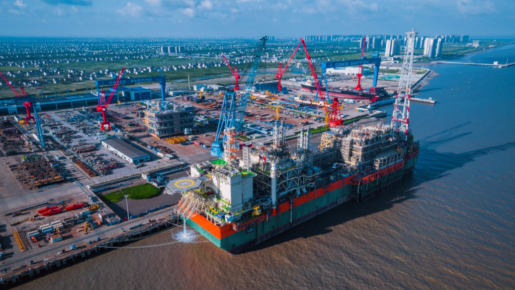 Le navire FPSO du projet Greater Tortue Ahmeyim exploité par bp met les voiles avec succès vers le site du projet.