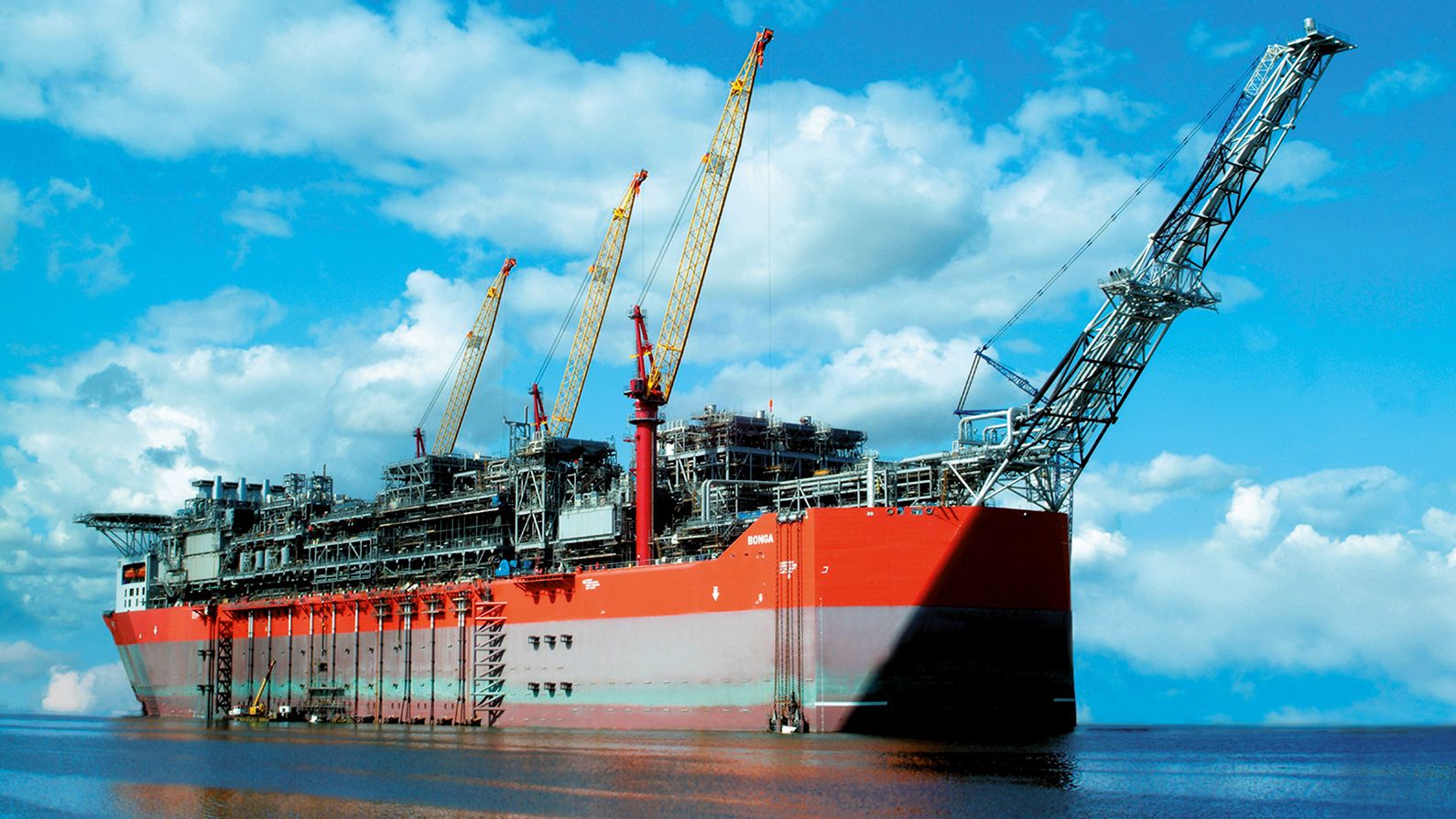 inspections, tests réussis : les signes annonciateurs d'une haute sécurité de l'unité flottante de production, de stockage et du déchargement pour traiter le gaz naturel de grand tortue ahmeyim