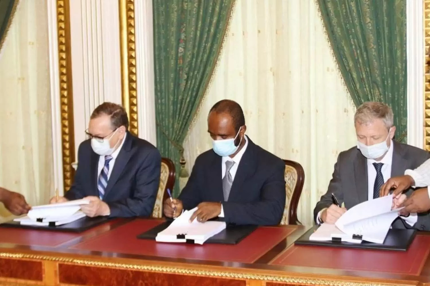 hydrocarbures - guinée équatoriale : signature de trois contrats de partage de production avec panoro energy et africa oil corporation hydrocarbures - guinée équatoriale : signature de trois contrats de partage de production avec panoro energy et africa oil corporation