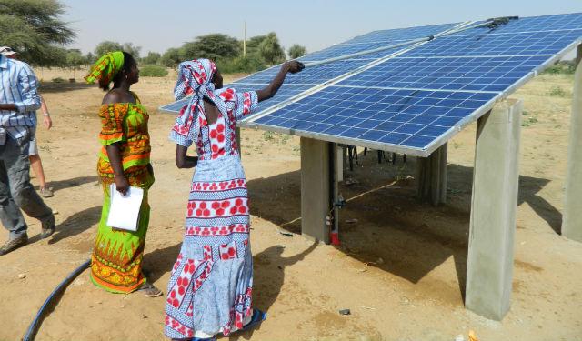 les militants pour le climat appellent à la suppression des obstacles aux énergies renouvelables et plusieurs groupes locaux organisent des actions à l'occasion de la journée de l'afrique
