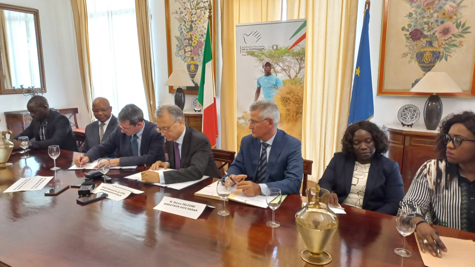 La signature officielle de l’accord de partenariat entre l’ambassadeur d’Italie, Giovanni Umberto De Vito, et le directeur régional de l’OIM pour l’Afrique de l’Ouest et du Centre, Christopher Gascon, le 22 juin 2023. La signature officielle de l’accord de partenariat entre l’ambassadeur d’Italie, Giovanni Umberto De Vito, et le directeur régional de l’OIM pour l’Afrique de l’Ouest et du Centre, Christopher Gascon, le 22 juin 2023.