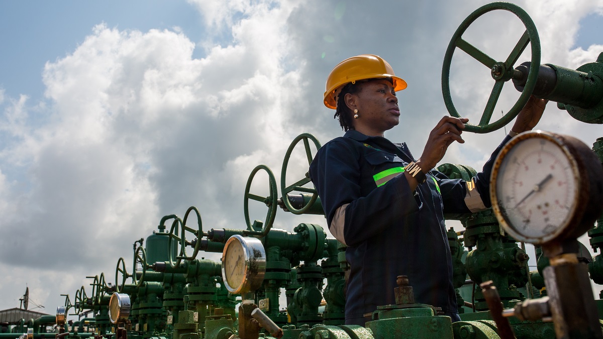 © Shutterstock/Ikechi Ugwoeje | Une raffinerie de pétrole dans l'état d'Edo au Nigeria. © Shutterstock/Ikechi Ugwoeje | Une raffinerie de pétrole dans l'état d'Edo au Nigeria.