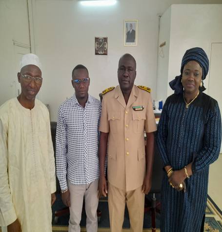 Le gouverneur de Saint-Louis, Alioune Badara Niang, en compagnie de l'équipe d'enquête sur le l'approvisionnement local.