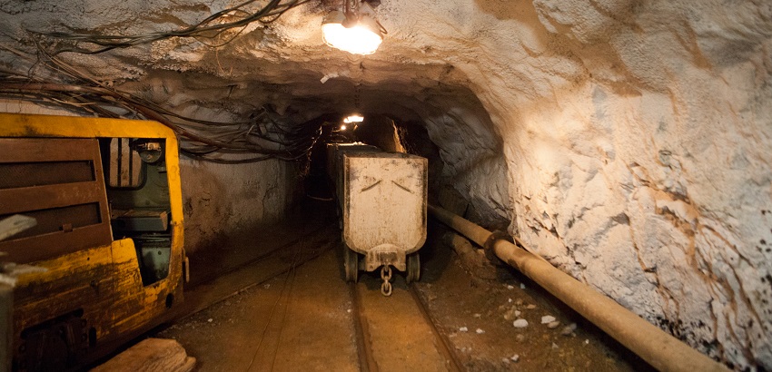 mine et géologie : ni critique, ni stratégique