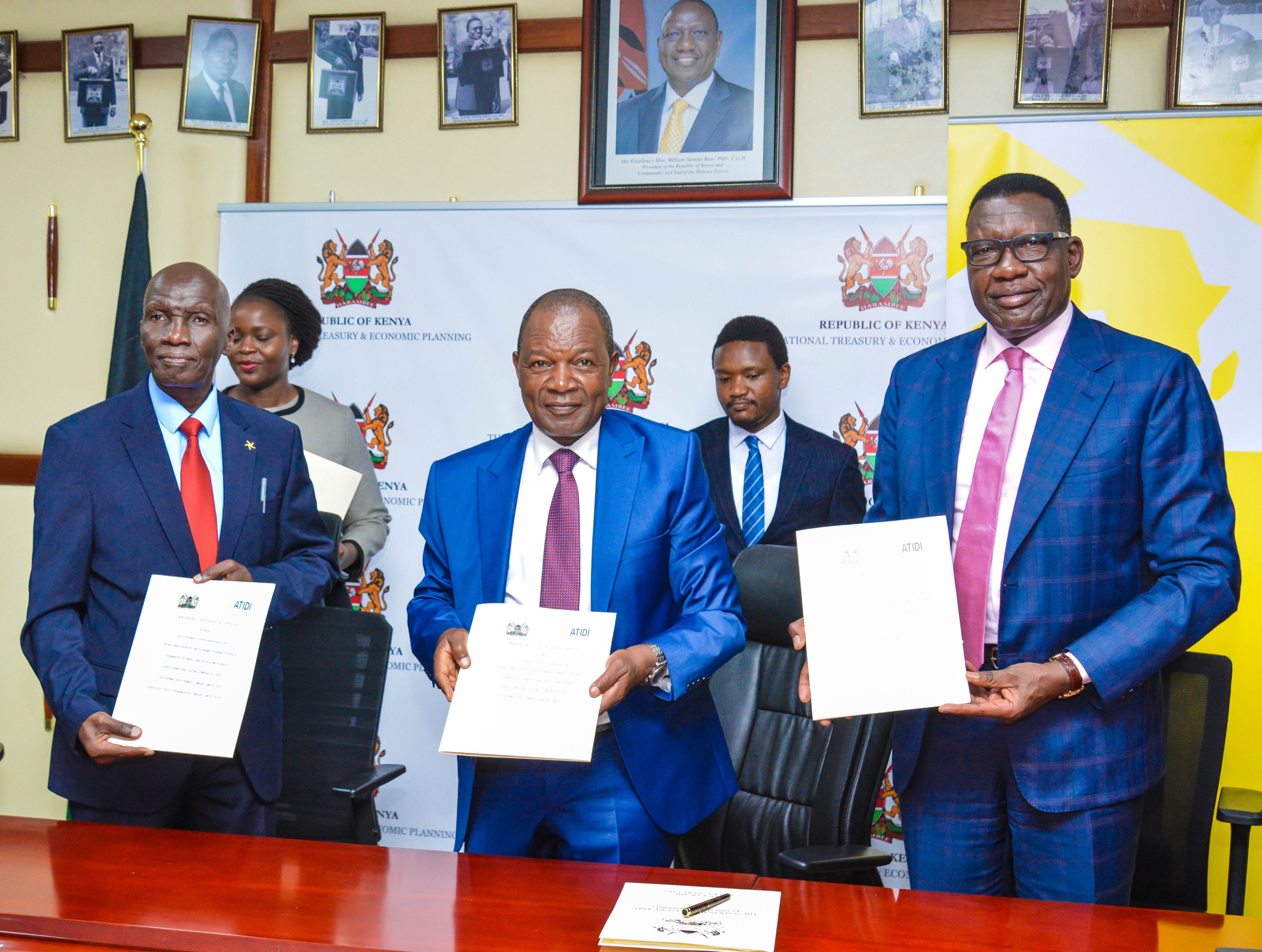 De gauche à droite - ATIDI Ag, Chief Risk Officer Kefa Muga, Cabinet Secretary for National Treasury Prof. Njuguna Ndung'u, et Cabinet Secretary for Energy Petroleum, posent pour une photo après la signature du protoc De gauche à droite - ATIDI Ag, Chief Risk Officer Kefa Muga, Cabinet Secretary for National Treasury Prof. Njuguna Ndung'u, et Cabinet Secretary for Energy Petroleum, posent pour une photo après la signature du protoc