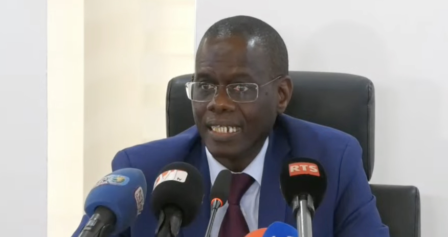 Al Aminou Lô, ministre, secrétaire général du gouvernement annonçant la baisse la baisse des prix. Al Aminou Lô, ministre, secrétaire général du gouvernement annonçant la baisse la baisse des prix.
