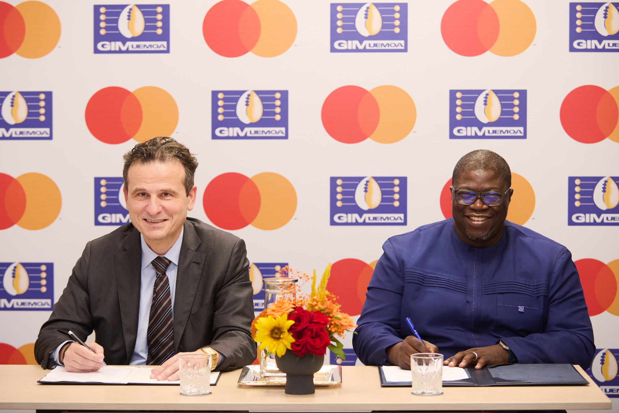 Minayegnan Coulibaly, DG du GIM-UEMOA et Dimitrios Dosis, Président EEMEA chez Mastercard officialisant leur partenariat.. Minayegnan Coulibaly, DG du GIM-UEMOA et Dimitrios Dosis, Président EEMEA chez Mastercard officialisant leur partenariat..