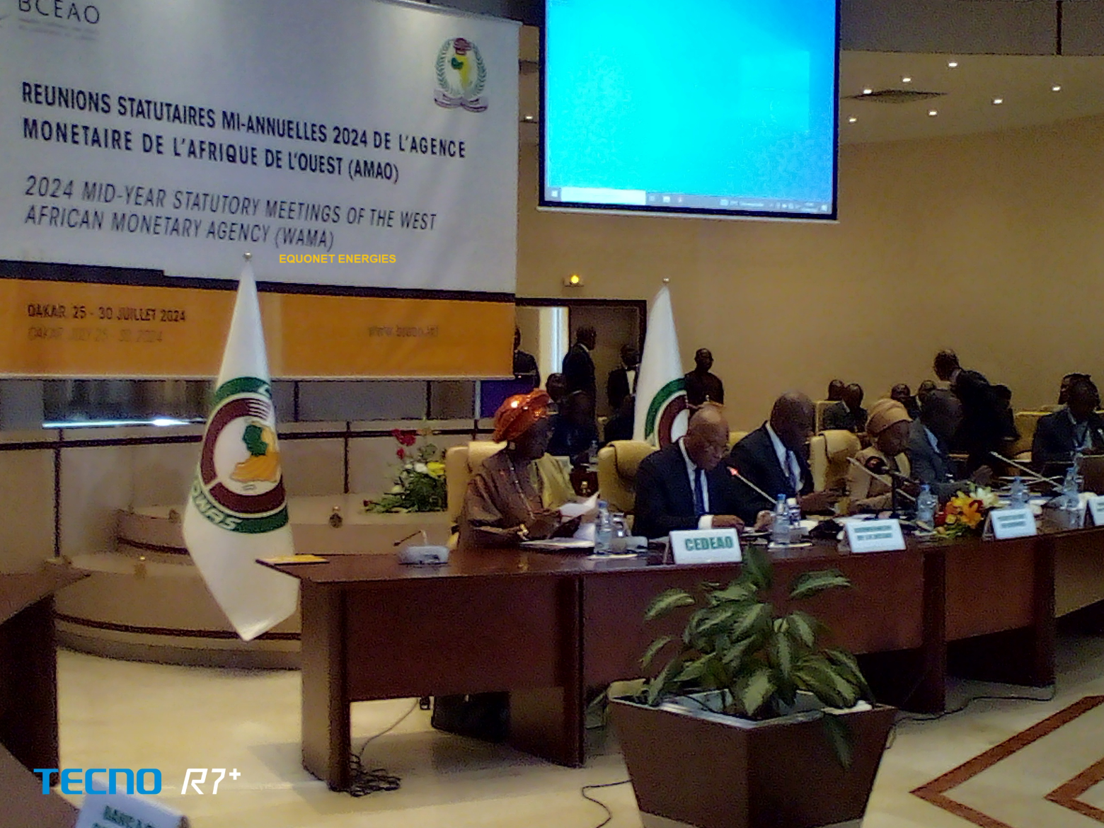 Au micro, le Gouverneur Jean-Claude Kassi BROU prononçant son discours à la 64e Réunion ordinaire du Comité des Gouverneurs des Banques Centrales des Etats de la CEDEAO. Au micro, le Gouverneur Jean-Claude Kassi BROU prononçant son discours à la 64e Réunion ordinaire du Comité des Gouverneurs des Banques Centrales des Etats de la CEDEAO.