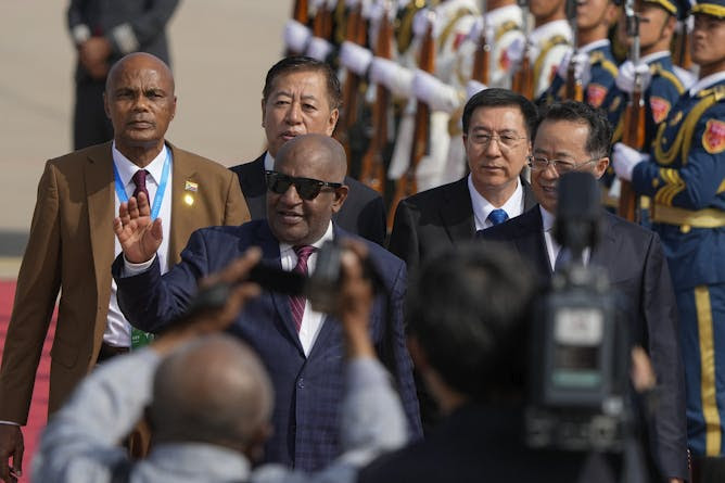 Le président comorien Azali Assoumani arrive à Pékin pour participer au sommet du Forum sur la coopération sino-africaine. Andy Wong/Pool/AFP Le président comorien Azali Assoumani arrive à Pékin pour participer au sommet du Forum sur la coopération sino-africaine. Andy Wong/Pool/AFP