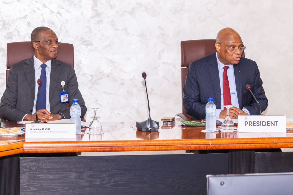 Le Gouverneur M. Jean-Claude Kassi BROU, Président de la Commission Bancaire et M. Antoine TRAORE (à gauche), Secrétaire Général de la Commission Bancaire Le Gouverneur M. Jean-Claude Kassi BROU, Président de la Commission Bancaire et M. Antoine TRAORE (à gauche), Secrétaire Général de la Commission Bancaire