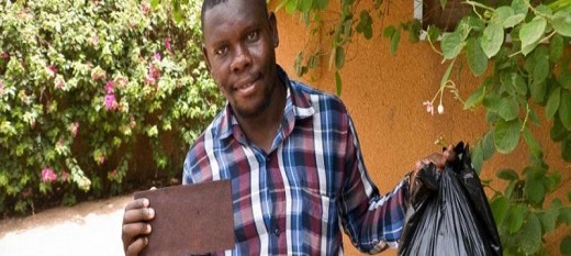 Un ingénieur camerounais met au point des toits en sachet plastique. Un ingénieur camerounais met au point des toits en sachet plastique.